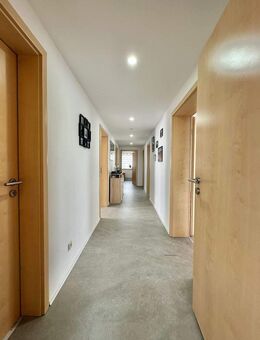 Helle 4-Zimmer DG Wohnung in Herzogenaurach ~ Einbauküche, Gemeinschaftsgarten, Garage uvm. ~ Bezug ab 15.09.2025! - Herzogenaurach