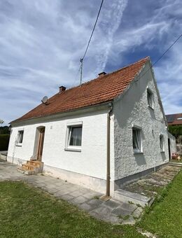 Stark sanierungsbedürftiges Einfamilienhaus mit Potenzial in Schiltberg - Schiltberg