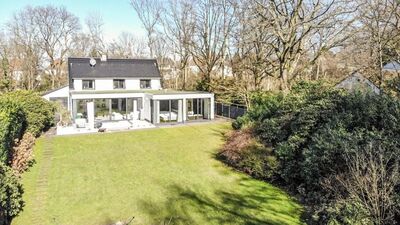 Großes Familien-Wohndomizil in ruhiger, dennoch zentraler Lage * 8 Zi. * 3 Bäder * Einbauküche + -schränke * Aufsto...