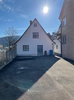 ** Zwei Gebäude zum Wohnen und Arbeiten an einem Ort **