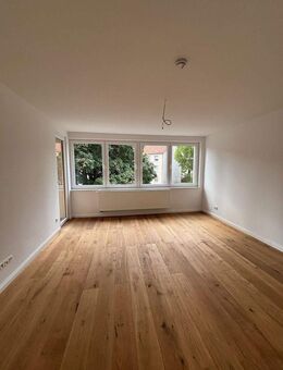 Zentrale, hochwertig kernsanierte Wohnung mit zwei Zimmern und neuer Einbauküche - Hannover