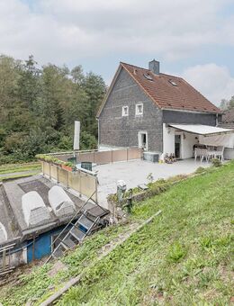 Vermietung und Selbstnutzung: Mehrfamilienhaus mit 7 Einheiten, Kfz-Stellplätzen und Garagen - Wuppertal