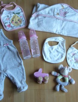 Strampler - Badetuch - Spielzeug für Baby - Mädchen - Größe 56 - Halbemond