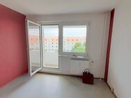 Ab sofort frei: Preiswerte und renovierungsbedürftige 2-Zimmer-Wohnung im 4.OG mit Balkon - Lauchhammer