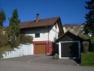 Wohnhaus mit 2 Garagen und PKW-Stellplatz in Loßb.- Betzweiler! - Loßburg