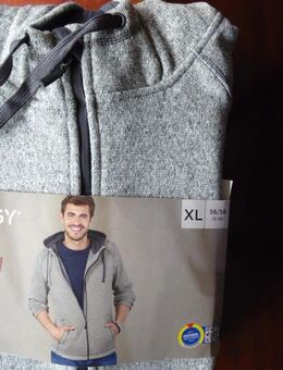 NEUE Strickfleece Jacken - auch einzeln - Gr 56/58-XL Drei Leichte Fleece Jacken mit Reißverschluß: 1 x hellgrau mit Kapuze, 2 x blau Übergangsjacken, jeweils 2 Aussentaschen und 2 geräumigen Innen-Taschen für Smartphone usw. Fleecejacken - Bad Oeynhausen