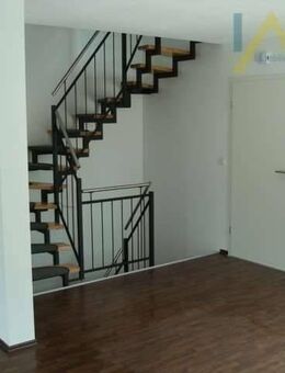 Attraktives Reiheneckhaus mit großzügiger Dachterrasse und Garten in ruhiger Wohngegend - Roth (Bayern)