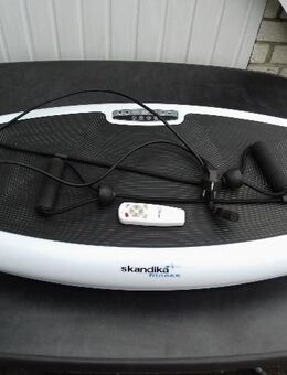 Skandika Vibrationsplatte, Fitnessgerät mit Fernbedienung für Ganzkörpertraining, 200 Watt, maximale Belastung 100 kg, 25,- - Flensburg