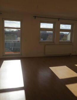 Dachgeschoß mit sonnigem Balkon - neuer Einbauküche - zentral - mit PKW-Stellplatz - Oschersleben (Bode)