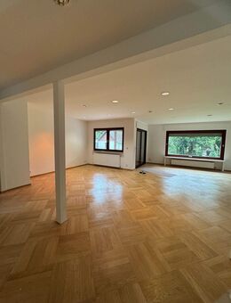 Geräumiges Einfamilienhaus mit großer Garage und Möglichkeit für Einliegerwohnung in Berlin-Kladow. - Berlin