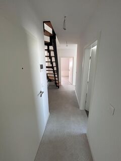 Erstbezug: 4-Zimmer-Maisonette im Dachgeschoss inkl. Aufzug & Küche