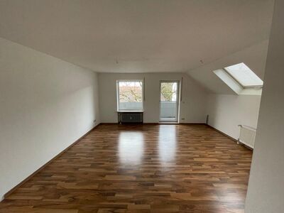 Dachtraum-Maisonette (vermietet) 3 ZKB mit 2 Bädern, 2 Balkonen und Garage!