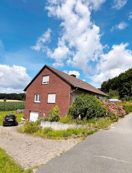Zweifamilienhaus in Bad Essen-Barkhausen: Fast Alleinlage, sanierungsbedürftig aber mit Potential! - Bad Essen
