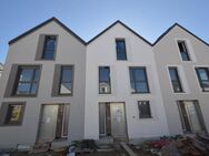 Neubau! Erstbezug! 2 Reiheneckhäuser und 1 Reihenmittelhaus mit je 5 Zi. + je 2 Bädern in Köfering - Köfering