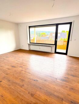 Ohne Provision, mit großem Balkon und Carport - Sanierte 5-Zimmer EG-Wohnung - Baunach
