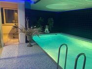 Traumhaftes Zweifamilienhaus mit luxuriösem Spa-Bereich, Pool und Sauna - Duisburg