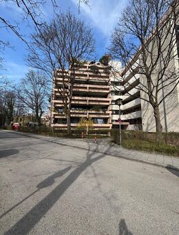 **HERZLICH WILLKOMMEN**GROßZÜGIGE 4-ZIMMER-WOHNUNG MIT 2 LOGGIEN IN SEHR GUTER LAGE/BERG AM LAIM** - München