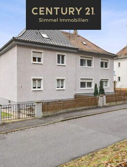 Ruhig gelegene Doppelhaushälfte mit ausgebautem Dachraum und Garten - Schwandorf