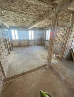 Einzigartiges, teilsaniertes Zweifamilien-Bauernhaus mit großzügiger Scheune - Euerbach