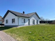 **Sofort verfügbar! Moderner, neuwertiger Bungalow mit Carport** - Fleringen