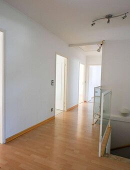 Wiesbaden-Delkenheim: Fertighaus auf einem eingewachsenem Grundstück! - Wiesbaden