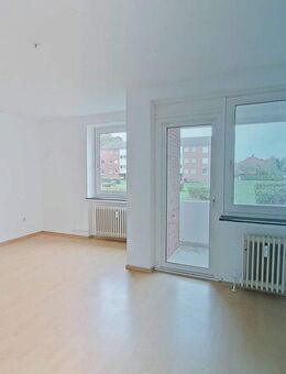 FÜR SIE RENOVIERT: Schöne 3-Zimmer-Wohnung mit BALKON und saniertes Tageslichtbad - Emden