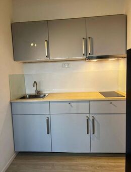 1,5-Zimmer Dachgeschosswohnung mit Einbauküche, Bad und Flur - Vaterstetten