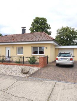 Schöner Bungalow mit Wintergarten und Garage auf sonnigem Südwestgrundstück - Nauen