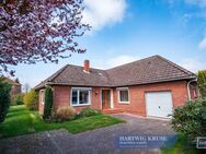 Walmdachbungalow in ruhiger Zentrumslage mit Terrasse, Garage und viel Platz - Wischhafen