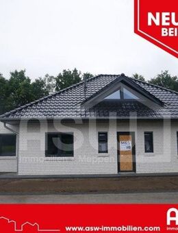 Musterhaus! Weißer Winkelwalmdachbungalow nebst Garage inkl. Wohnmobilstellplatz mit freiem Wiesenblick - Herzlake