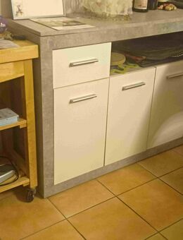 Diverse Möbel wie z.B. Kleiderschränke, Sideboards, Wasserbett und TV zu verschenken - Wöllstadt