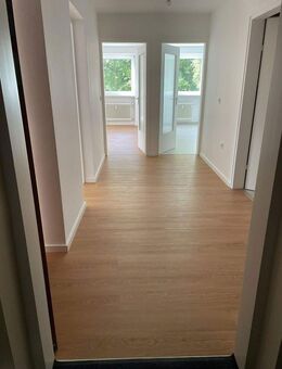 Helle und großzügige, neu renovierte 4-Zimmer-Wohnung mit Balkon in Starnberg - Starnberg