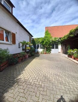 Wohnhaus mit Gewerbehallen - Ruppertsberg