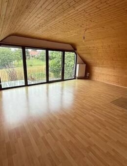 Helle, freundliche 3 Zimmer DG-Wohnung in ruhiger Siedlungslage von Dettelbach - OT Neuses am Berg - Dettelbach