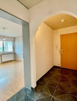Wohnkomfort mit Potenzial - 2,5-Zimmer-Wohnung in Bahnhofsnähe - Singen (Hohentwiel)