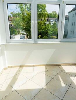 Modernisierte Etagenwohnung mit Wintergarten - 3 Zimmer in Düsseldorf-Benrath - Düsseldorf