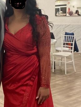 Rotes Glitzerkleid mit Schlitz am Bein und Schleier - Dortmund