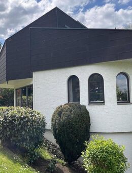 Einfamilienhaus mit ELW + 2 Garagen in Halbhöhenlage oberhalb von Gerlingen - Gerlingen