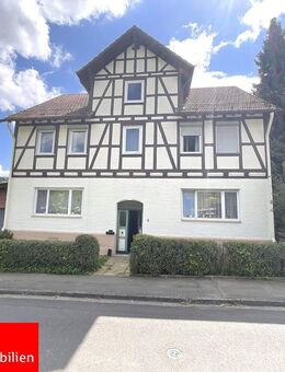 "Renditeobjekt" oder Eigennutzung: Zweifamilienhaus mit großem Grundstück in verkehrsgünstiger Lage - Helsa