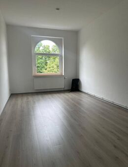 helle 2-Raum Wohnung mit Balkon, Kaminofen, EBK Und Wanne - Erfurt