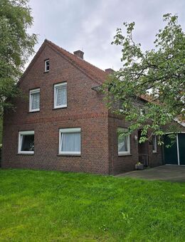 Ostfriesisches Bauernhaus mit Weideland am Haus. - Uplengen