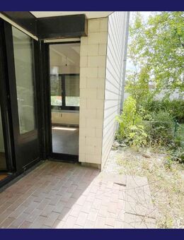 Moderne 2-Zimmer-Wohnung mit Terrasse und Blick ins Grüne, Wannenbad, separate Küche, Abstellraum - Köln
