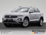 VW T-Roc, 1.0 l TSI Life 110 IQ-Drive, Jahr 2023 - Haiger