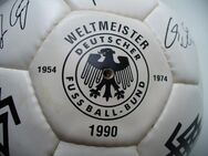 Fußball der WM 1990 mit den Autogrammen der Spieler - Mainz