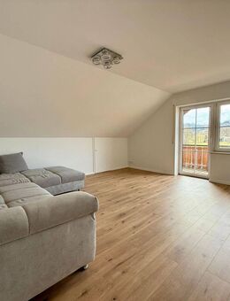 Hell & gepflegt! Neu renovierte 4-Zi-DG mit Küche, Garage und großem Balkon in ruhiger Lage - Bad Griesbach (Rottal)