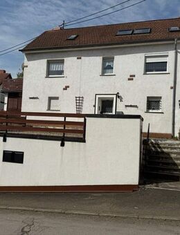 Ommersheim-Ortskern: Ein- bis Zweifamilienhaus mit Garage, einseitig angebaut, in sehr guter Lage - Mandelbachtal