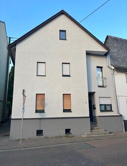 Einfamilienhaus mit Nebengebäude, Hof und Garage - Selters (Taunus)