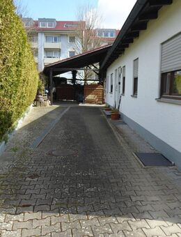 Wohnhaus mit Wintergarten, 2 Garagen, Carport und schön angelegtem Garten mit Teich - Rothenburg (Tauber)