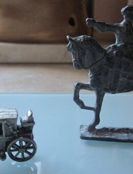 2 Zinn-Figuren: Kutsche + Pferd mit Reiter, zus. 3.- - München