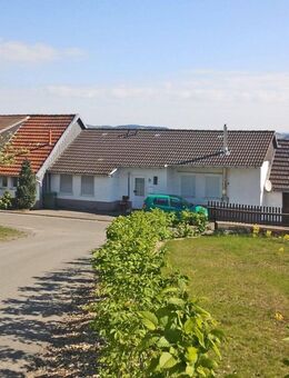Vermietetes Zweifamilienhaus mit neun (!) Garagen in Bromskirchen - Allendorf (Eder)